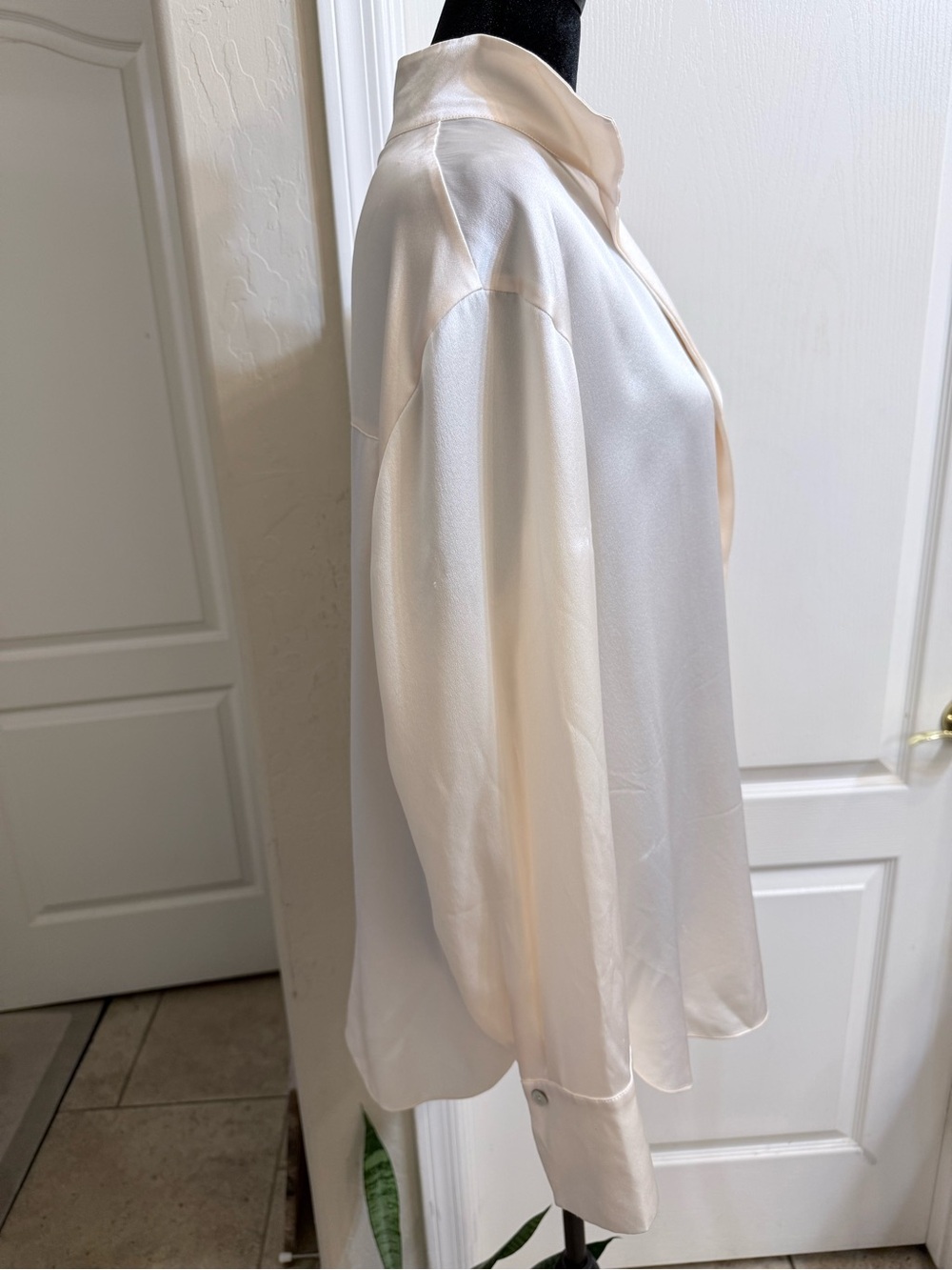 Vince Cream Satin Button-Front Blouse Size L - Picture 5 of 12